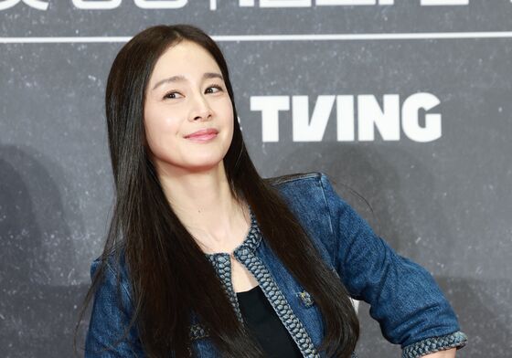 [뉴스1 ★]김태희, 초미니 청청패션…45세 두 아이 엄마의 여전한 '태쁘 미모'