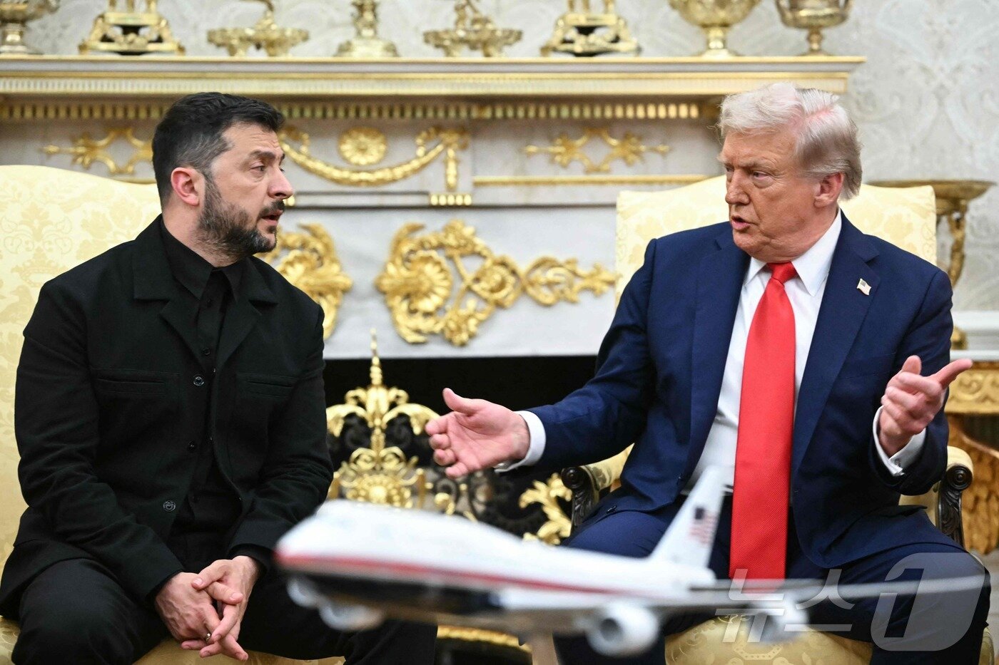 본문 이미지 - 도널드 트럼프 미국 대통령과 볼로디미르 젤렌스키 우크라이나 대통령이 워싱턴DC 백악관 오벌오피스에서 러시아-우크라이나 전쟁 종식안 논의를 위한 회담 전 기자들의 질문에 답하며 대화하고 있다. 2025.08.18. ⓒ AFP=뉴스1 ⓒ News1 류정민 특파원