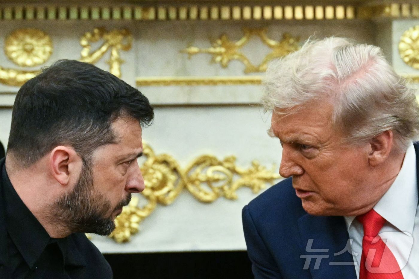 본문 이미지 - 도널드 트럼프 미국 대통령과 볼로디미르 젤렌스키 우크라이나 대통령이 18일&#40;현지시간&#41; 워싱턴DC 백악관 오벌오피스에서 러시아-우크라이나 전쟁 종식안 논의를 위한 회담 전 기자들의 질문에 답하며 대화하고 있다. 2025.08.18. ⓒ AFP=뉴스1 ⓒ News1 류정민 특파원