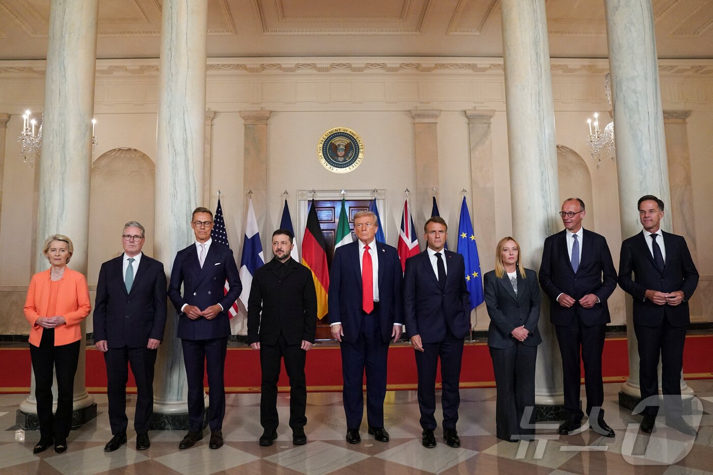본문 이미지 - 도널드 트럼프 미국 대통령이 18일&#40;현지시간&#41; 백악관에서 볼로디미르 젤렌스키 우크라이나 대통령과 프리드리히 메르츠 독일 총리, 에마뉘엘 마크롱 프랑스 대통령, 키어 스타머 영국 총리 등 유럽 정상들과 사진을 촬영하고 있다. 2025.8.18 ⓒ 로이터=뉴스1 ⓒ News1 이창규 기자