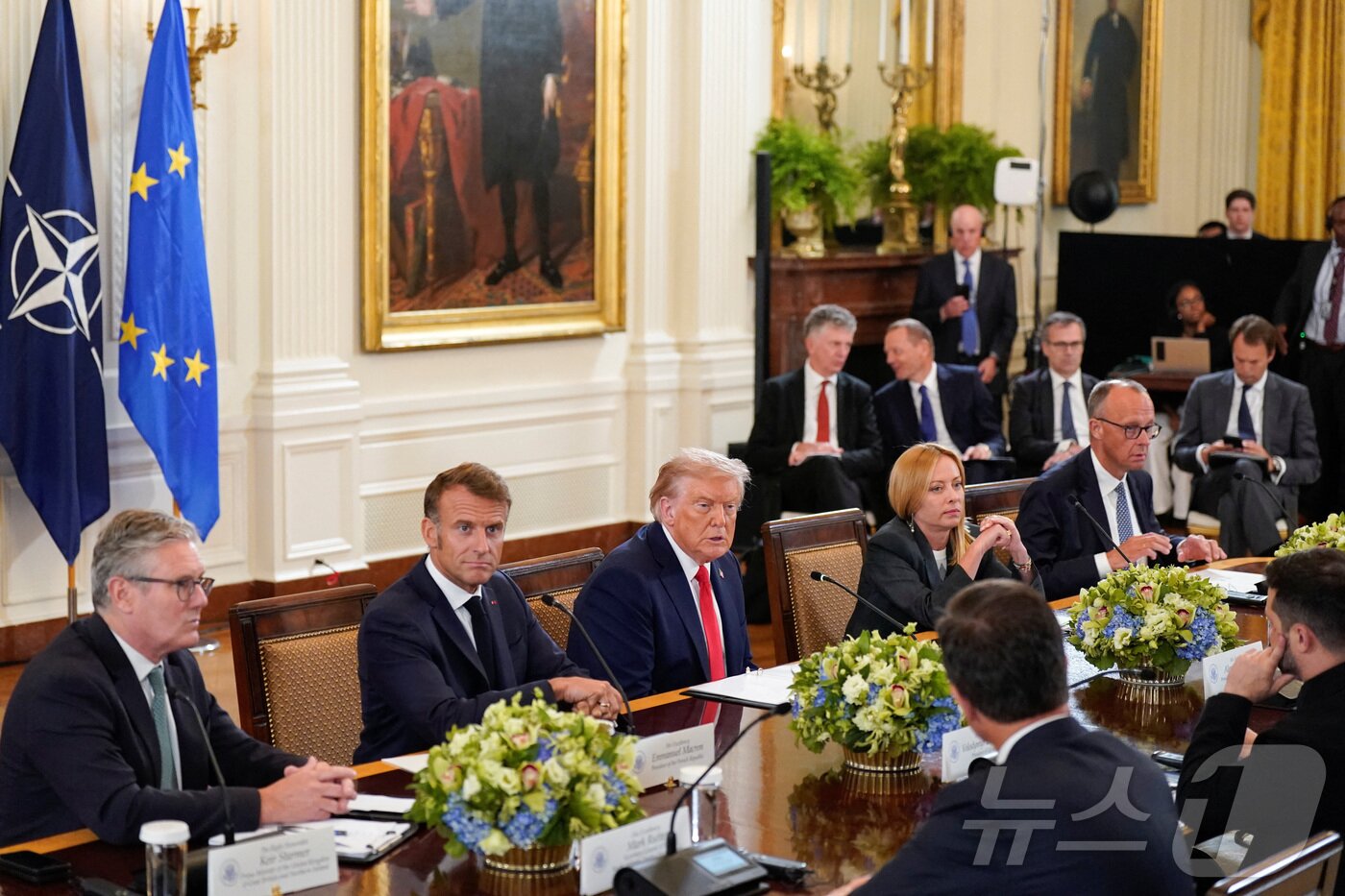 본문 이미지 - 도널드 트럼프 미국 대통령이  8월 18일&#40;현지시간&#41; 백악관에서 에마뉘엘 마크롱 프랑스 대통령과 키어 스타머 영국 총리 등 유럽 정상들과 다자 회담을 열고 우크라이나 전쟁 종식 방안을 논의하고 있다. 2025.8.18./뉴스1 ⓒ 로이터=뉴스1 ⓒ News1 이창규 기자