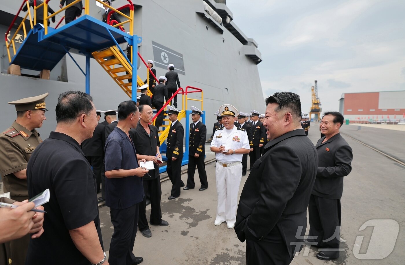 본문 이미지 - 북한 노동당 기관지 노동신문은 김정은 당 총비서가 지난 18일 구축함 &#39;최현&#39;호를 방문해 함의 무장체계통합운영시험과정과 구축함 해병들의 훈련 및 생활정형을 료해&#40;점검&#41;했다고 19일 보도했다. [국내에서만 사용가능. 재배포 금지. DB 금지. For Use Only in the Republic of Korea. Redistribution Prohibited] rodongphoto@news1.kr