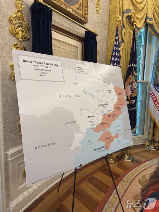 본문 이미지 - 18일 미국과 우크라이나의 백악관 정상회담 직전 회담 장소인 대통령 집무실에 설치된 우크라이나 지도. <출처=BBC 방송 캡처>