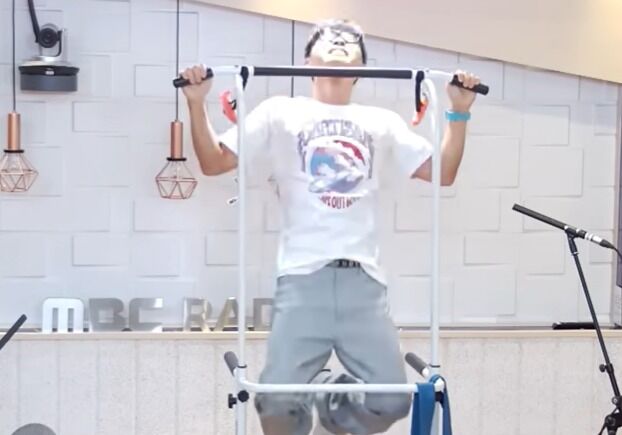 '환갑' 이승환, 생방송서 턱걸이 21개…"좌파 대부 등 악플, 끝까지 상대"