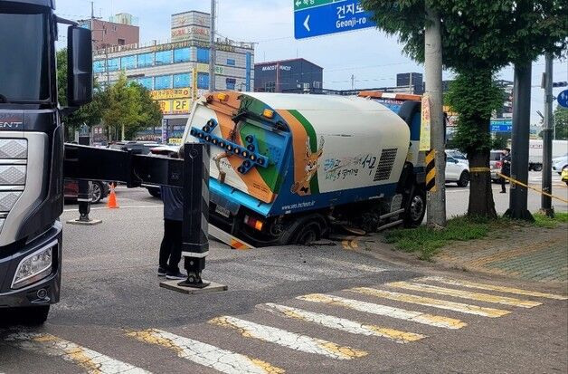 인천 서구 도로 싱크홀… 5톤 청소트럭 빠져