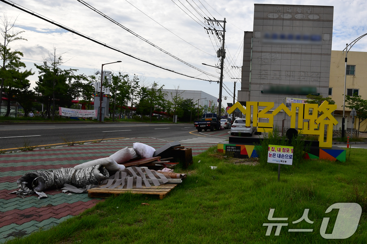 (포항=뉴스1) 최창호 기자 = 19일 경북 포항시 북구 포항운하 도로 주변에 수거되지 않은 생활 쓰레기들이 방치되고 있다. 2025.8.19/뉴스1