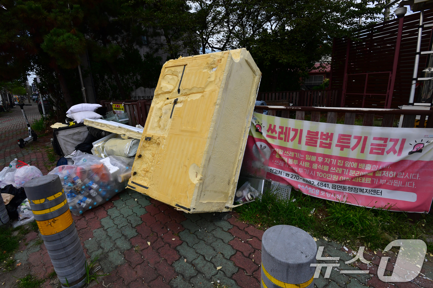 (포항=뉴스1) 최창호 기자 = 19일 경북 포항시 북구 죽도동 영흥 빗물펌프장 주변 인도에 쓰레기가 가득 쌓여있다. 2025.8.19/뉴스1