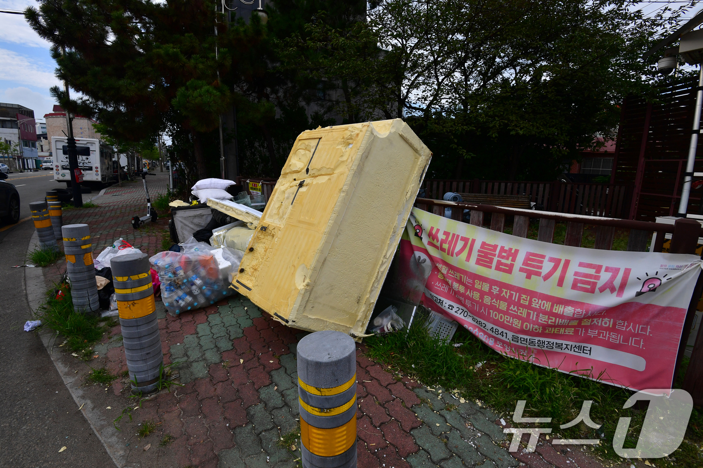 (포항=뉴스1) 최창호 기자 = 19일 경북 포항시 북구 죽도동 영흥 빗물펌프장 주변 인도에 쓰레기가 가득 쌓여있다. 2025.8.19/뉴스1