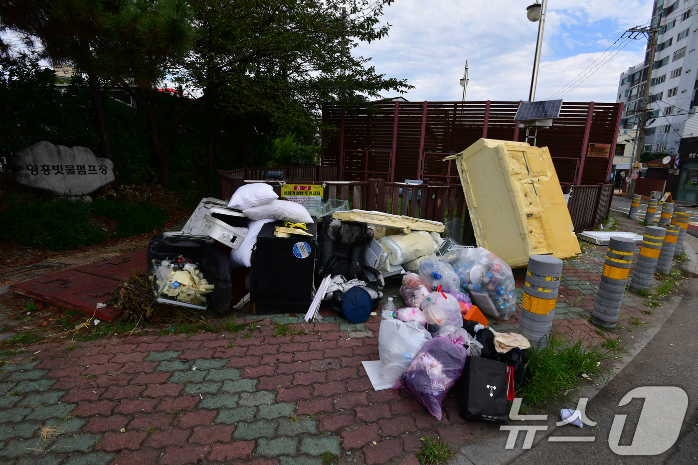 (포항=뉴스1) 최창호 기자 = 19일 경북 포항시 북구 죽도동 영흥 빗물펌프장 주변 인도에 쓰레기가 가득 쌓여있다.  2025.8.19/뉴스1