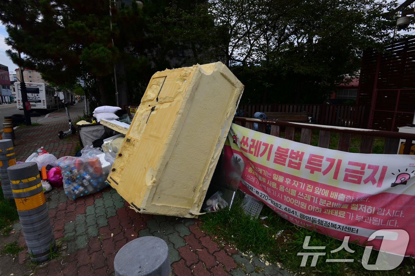 (포항=뉴스1) 최창호 기자 = 19일 경북 포항시 북구 죽도동 영흥 빗물펌프장 주변 인도에 쓰레기가 가득 쌓여있다. 2025.8.19/뉴스1