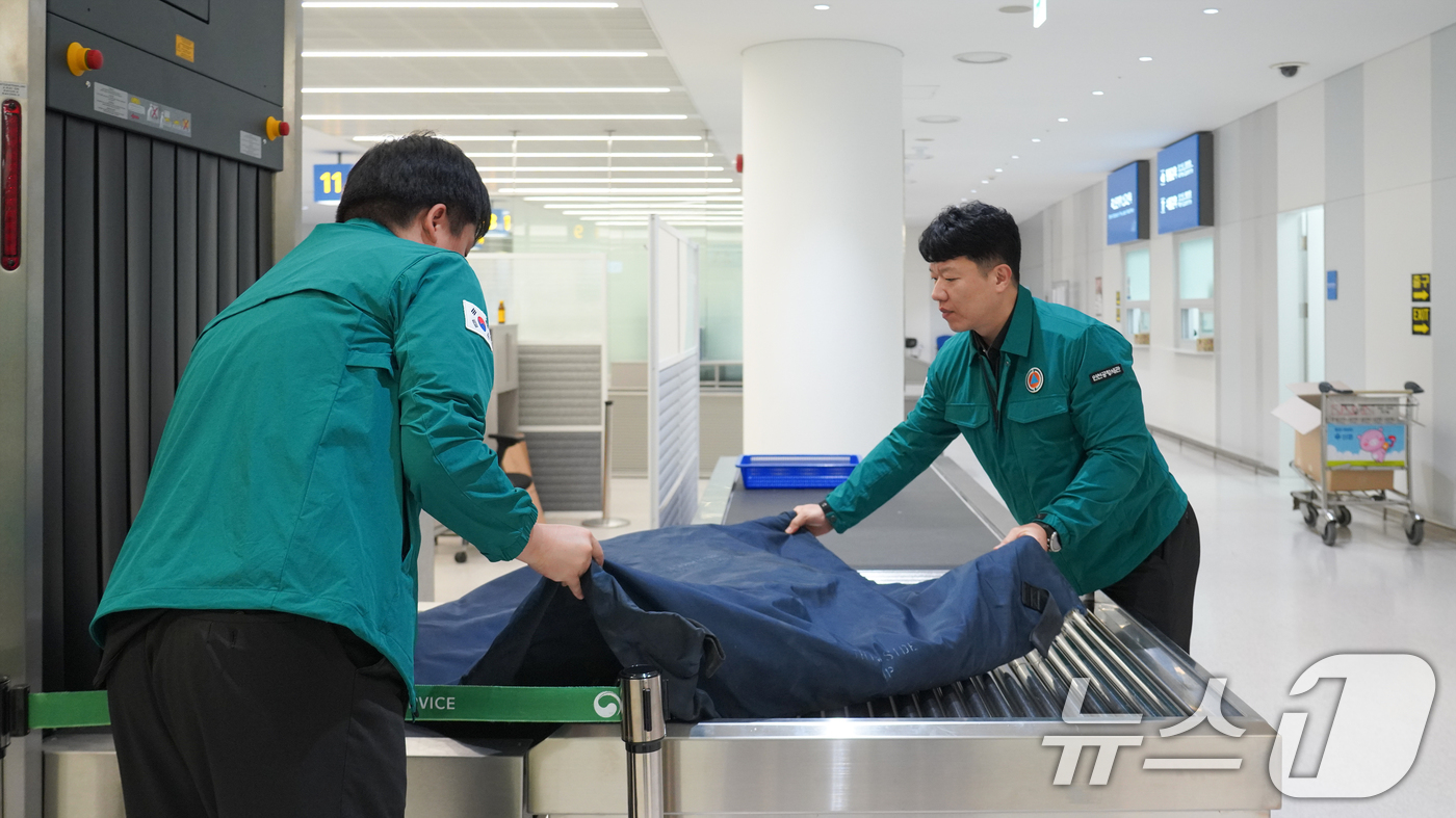 (서울=뉴스1) = 관세청은 '2025년 을지연습'과 연계된 실제훈련의 일환으로 지난 18일 인천공항세관에서 '비상상황 대응역량 강화 훈련'을 실시했다고 19일 밝혔다.관세청 직원 …