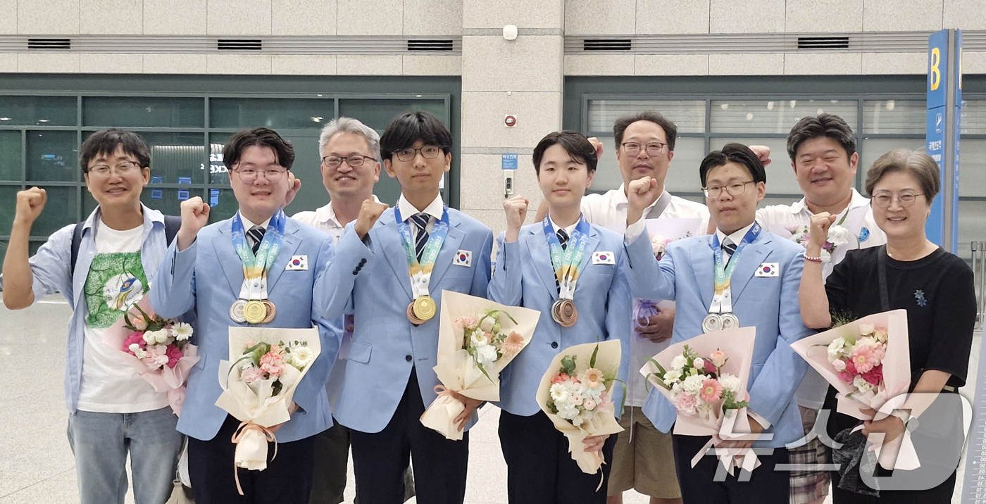 (서울=뉴스1) = 과학기술정보통신부와 한국과학창의재단은 지난 17일까지 중국 지닝에서 개최된 제18회 국제지구과학올림피아드에서 한국대표단 전원이 개인메달 및 다국적 팀메달을 획득 …