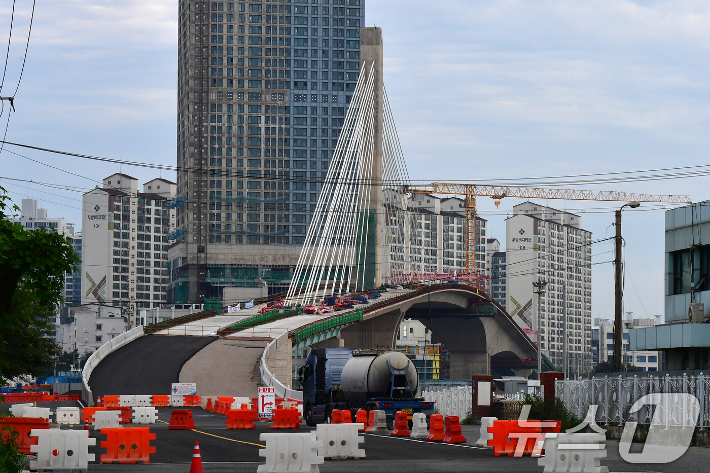 (포항=뉴스1) 최창호 기자 = 19일 경북 포항시가 오는 11월 준공을 목표로 공사 중인 해오름대교 공사가 중단되면서 각종 공사 장비들이 철수했다.공사업체인 포스코 이엔씨는 7월 …