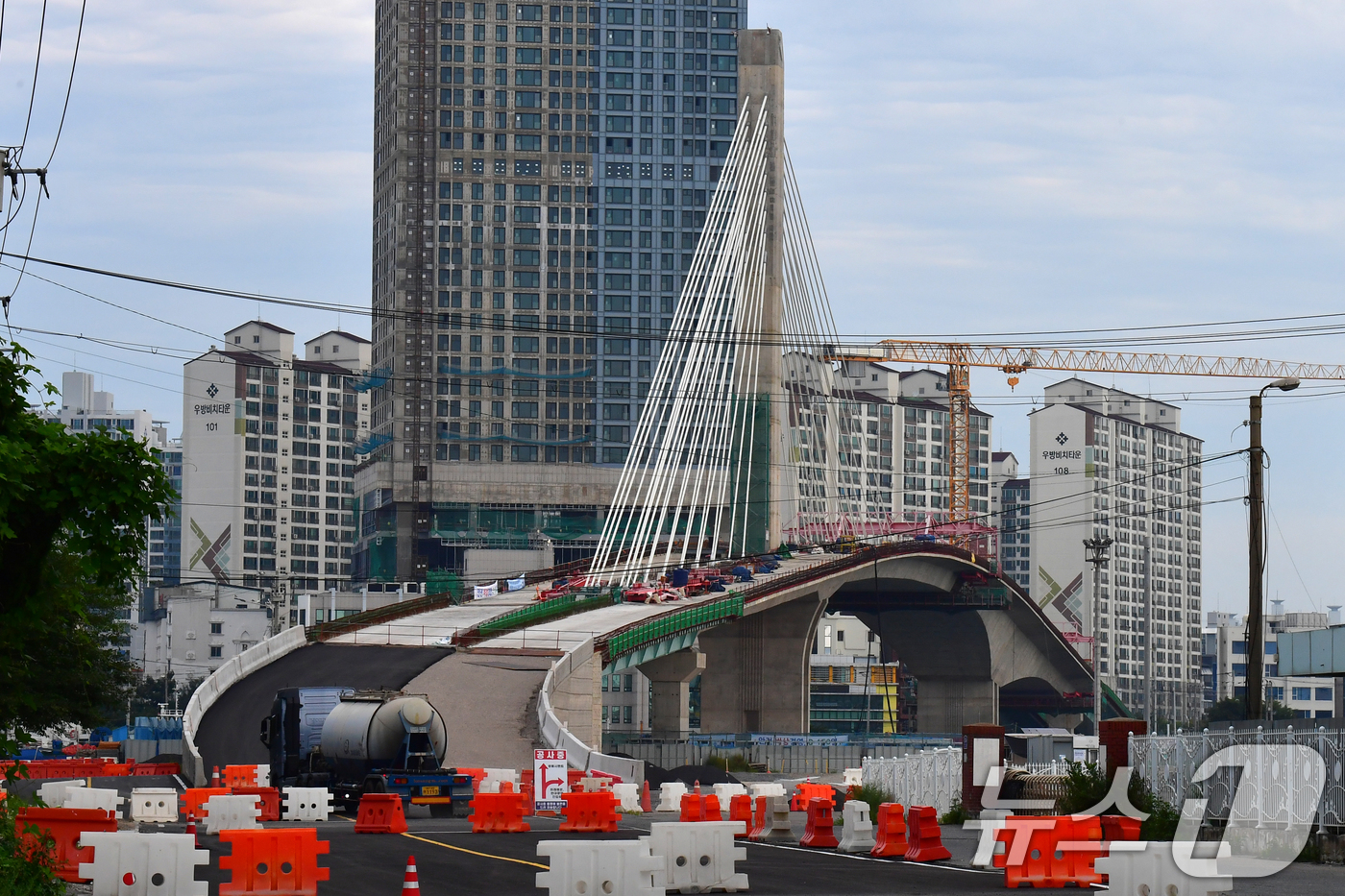 (포항=뉴스1) 최창호 기자 = 19일 경북 포항시가 오는 11월 준공을 목표로 공사 중인 해오름대교 공사가 중단되면서 각종 공사 장비들이 철수했다.공사업체인 포스코 이엔씨는 7월 …