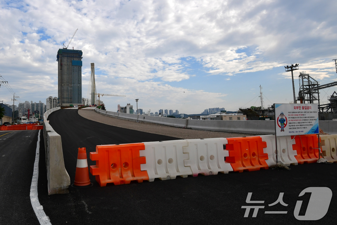 (포항=뉴스1) 최창호 기자 = 19일 경북 포항시가 오는 11월 준공을 목표로 공사 중인 해오름대교 공사가 중단되면서 각종 공사 장비들이 철수했다.공사업체인 포스코 이엔씨는 7월 …