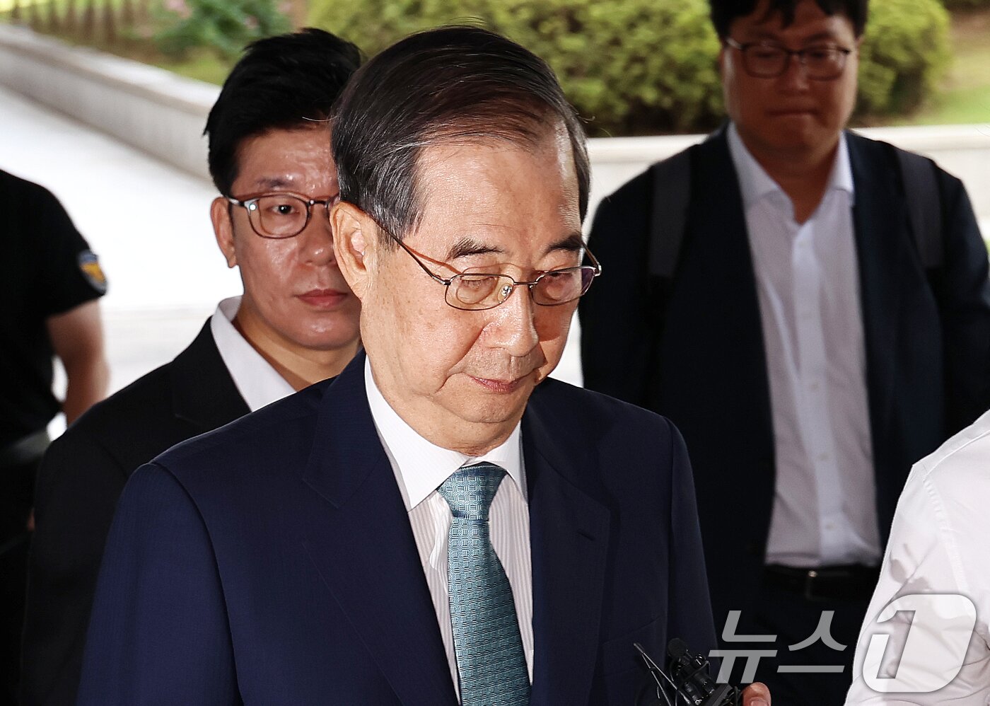 본문 이미지 - 한덕수 전 국무총리가 19일 오전 12·3 비상계엄 사태에 가담·방조한 혐의로 피의자 조사를 받기 위해 서초동 서울고등법원에 마련된 내란특별검사팀 사무실에 출석하고 있다. 2025.8.19/뉴스1 ⓒ News1 구윤성 기자
