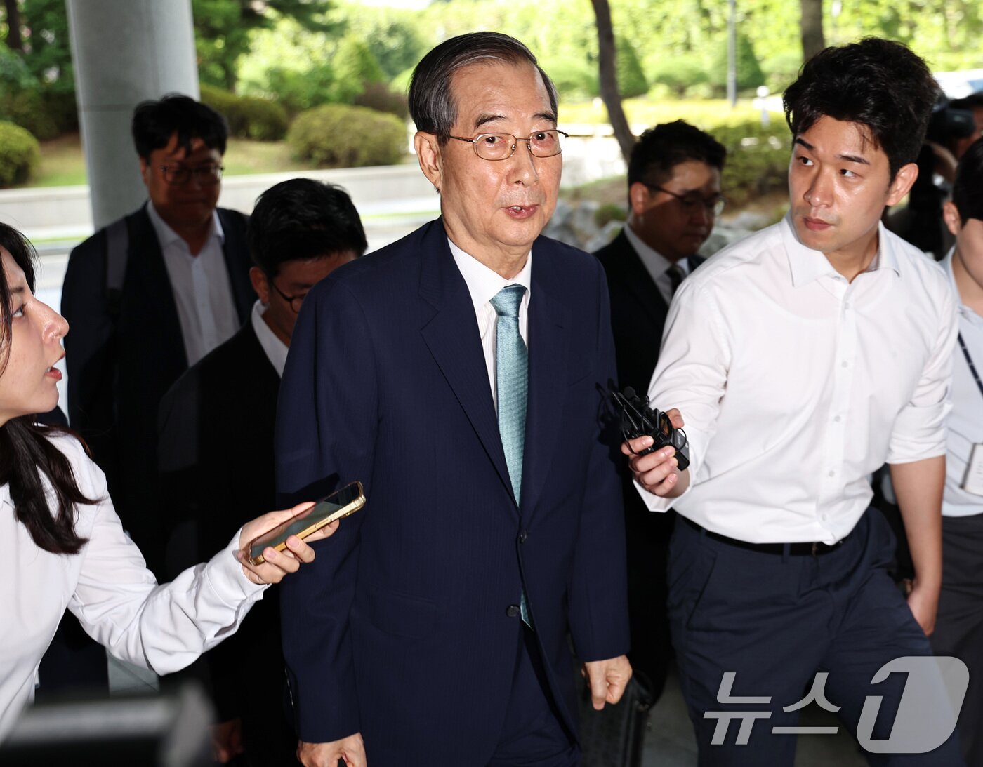 본문 이미지 - 한덕수 전 국무총리가 19일 오전 12·3 비상계엄 사태에 가담·방조한 혐의로 피의자 조사를 받기 위해 서초동 서울고등법원에 마련된 내란특별검사팀 사무실에 출석하고 있다. 2025.8.19/뉴스1 ⓒ News1 구윤성 기자