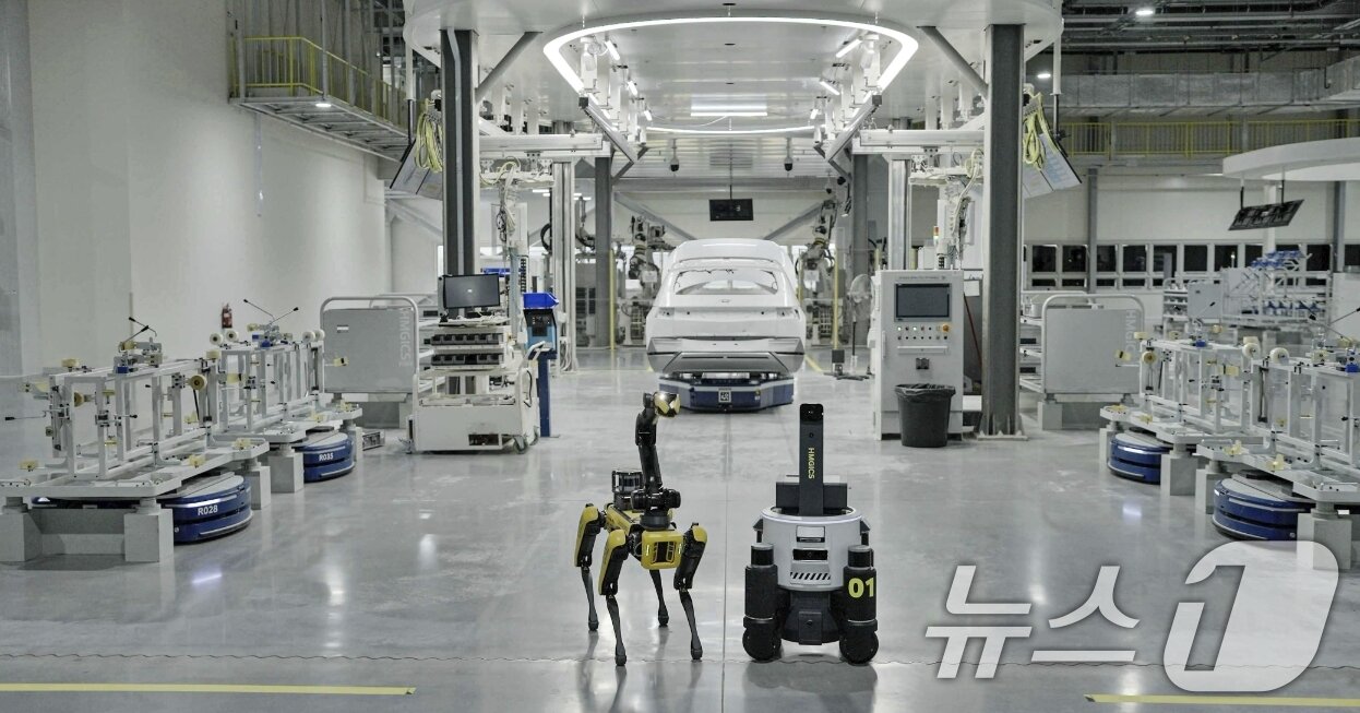 본문 이미지 - 현대자동차그룹은 지난 13일 CNN 마켓플레이스 아시아가 현대자동차그룹이 싱가포르에 설립한 글로벌 혁신센터&#40;HMGICS&#41;를 방문해 로봇과 인공지능&#40;AI&#41;을 결합한 초자동화 생산 시스템과 사람 중심의 유연한 제조 환경을 미래 공장의 모델로 소개했다고 19일 밝혔다. 사진은 HMGICS 내부 모습. &#40;현대자동차그룹 제공. 재판매 및 DB 금지&#41; 2025.8.19/뉴스1