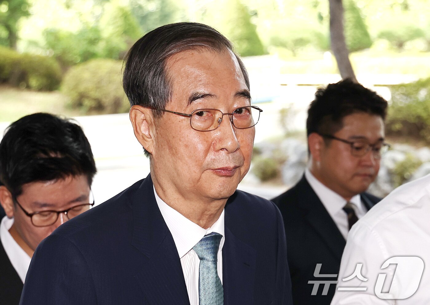 본문 이미지 - 한덕수 전 국무총리가 19일 오전 12·3 비상계엄 사태에 가담·방조한 혐의로 피의자 조사를 받기 위해 서초동 서울고등법원에 마련된 내란특별검사팀 사무실에 출석하고 있다. 2025.8.19/뉴스1 ⓒ News1 구윤성 기자