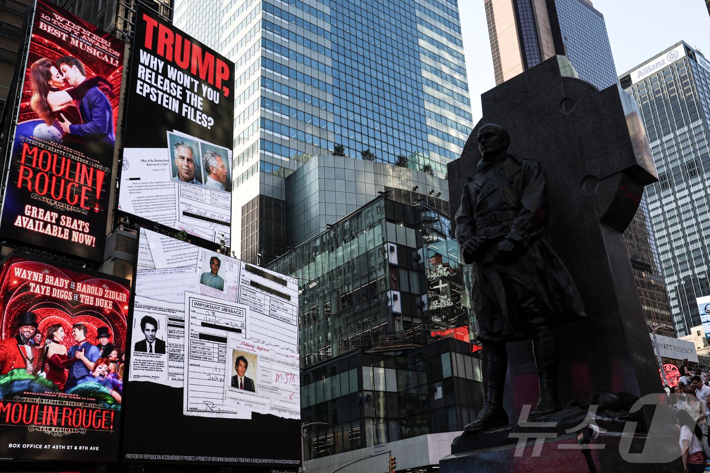 본문 이미지 - 2025년 7월 23일 뉴욕시 타임스 스퀘어에 &#39;엡스타인 파일&#39; 공개를 요구하는 광고가 게재돼 있다. ⓒ 로이터=뉴스1