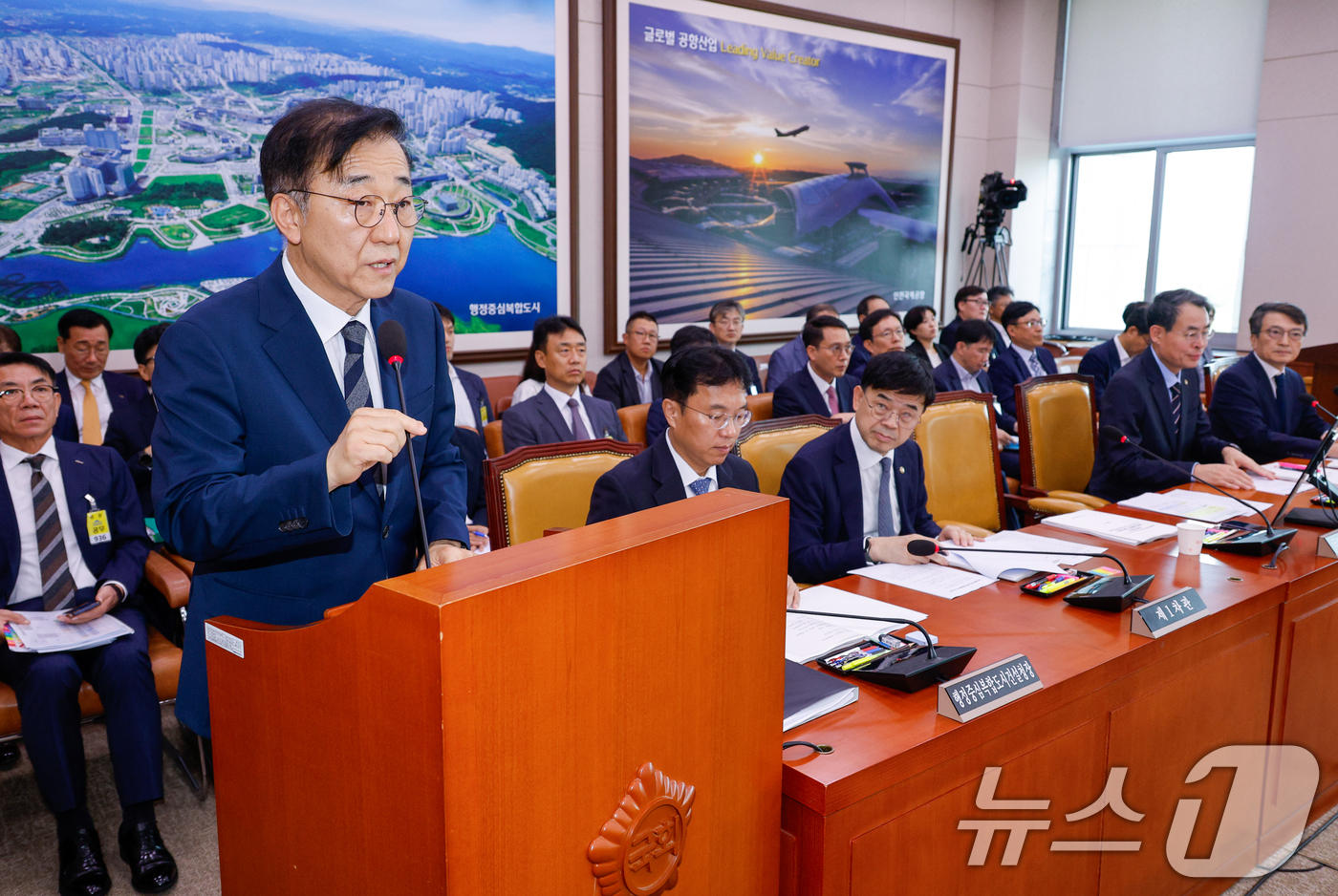 (서울=뉴스1) 안은나 기자 = 김윤덕 국토교통부 장관이 19일 오전 서울 여의도 국회에서 열린 국토교통위원회 제428회국회(임시회) 제2차 전체회의에 출석해 인사말 및 2024회 …
