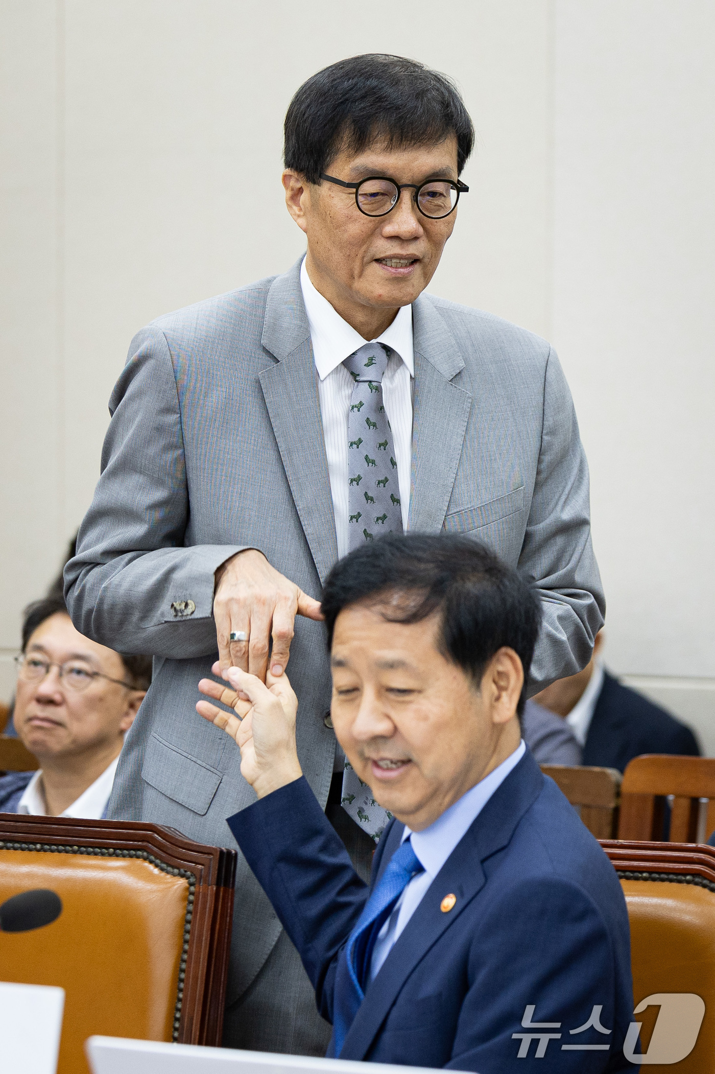 (서울=뉴스1) 유승관 기자 = 이창용 한국은행 총재가 19일 서울 여의도 국회에서 열린 제428회 국회(임시회) 기획재정위원회 제2차 전체회의에 출석하며 구윤철 부총리 겸 기획재 …