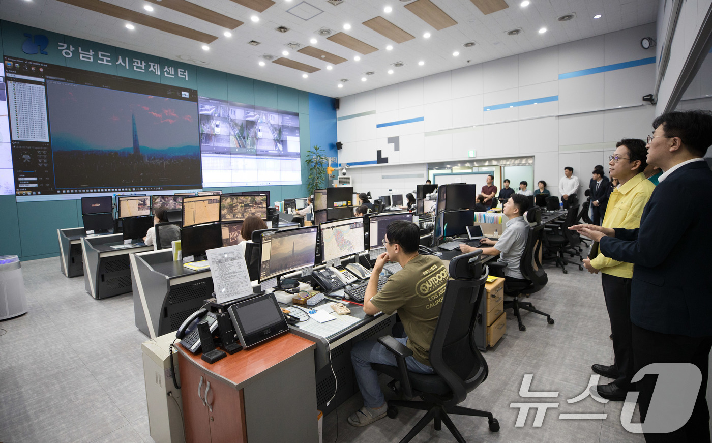 (서울=뉴스1) = 배경훈 과학기술정보통신부 장관이 19일 서울 강남구 강남도시관제센터를 방문해 '지능형 CCTV를 활용한 도시 재난대응 현황' 설명을 듣고 있다. (과학기술정보통 …