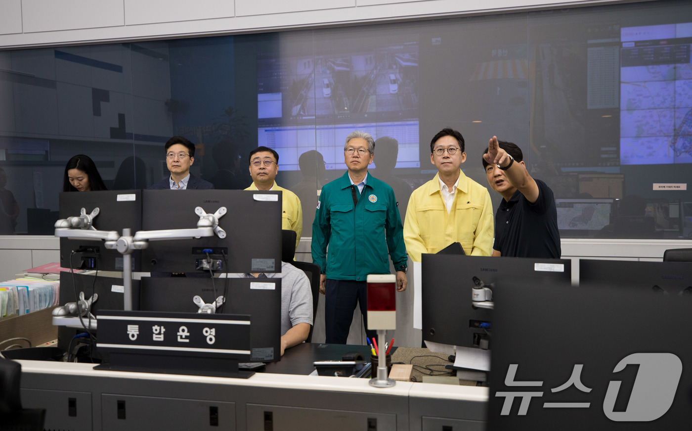 (서울=뉴스1) = 배경훈 과학기술정보통신부 장관이 19일 서울 강남구 강남도시관제센터를 방문해 '지능형 CCTV를 활용한 도시 재난대응 현황' 설명을 듣고 있다. (과학기술정보통 …