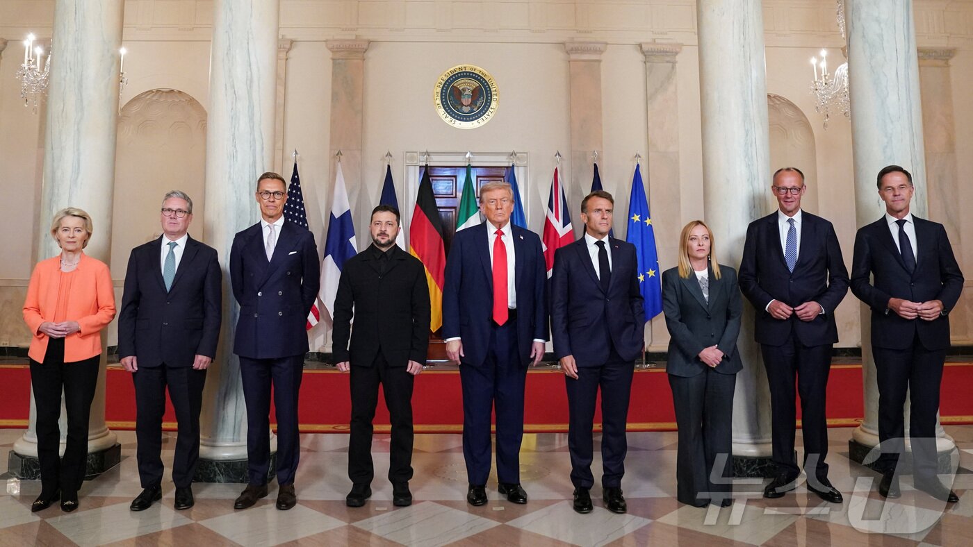 본문 이미지 - 18일&#40;현지시간&#41; 미국 워싱턴 D.C. 백악관에서 러시아의 우크라이나 전쟁 종식을 위한 협상 직전 도널드 트럼프 미국 대통령, 볼로디미르 젤렌스키 우크라이나 대통령, 프리드리히 메르츠 독일 총리, 에마뉘엘 마크롱 프랑스 대통령, 키어 스타머 영국 총리, 조르자 멜로니 이탈리아 총리, 알렉산더 스투브 핀란드 대통령, 마르크 뤼터 북대서양조약기구&#40;NATO&#41; 사무총장, 우르줄라 폰데어라이엔 유럽연합&#40;EU&#41; 집행위원장이 함께 기념사진을 촬영하고 있다. 2025.08.18. ⓒ 로이터=뉴스1 ⓒ News1 권영미 기자