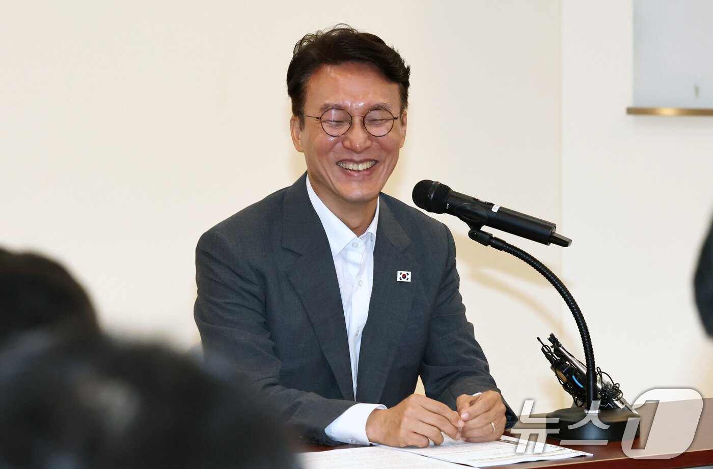 본문 이미지 - 김민석 국무총리가 19일 오전 서울 종로구 정부서울청사에서 열린 출입기자단 간담회에서 환하게 웃고 있다. 2025.8.19/뉴스1 ⓒ News1 임세영 기자