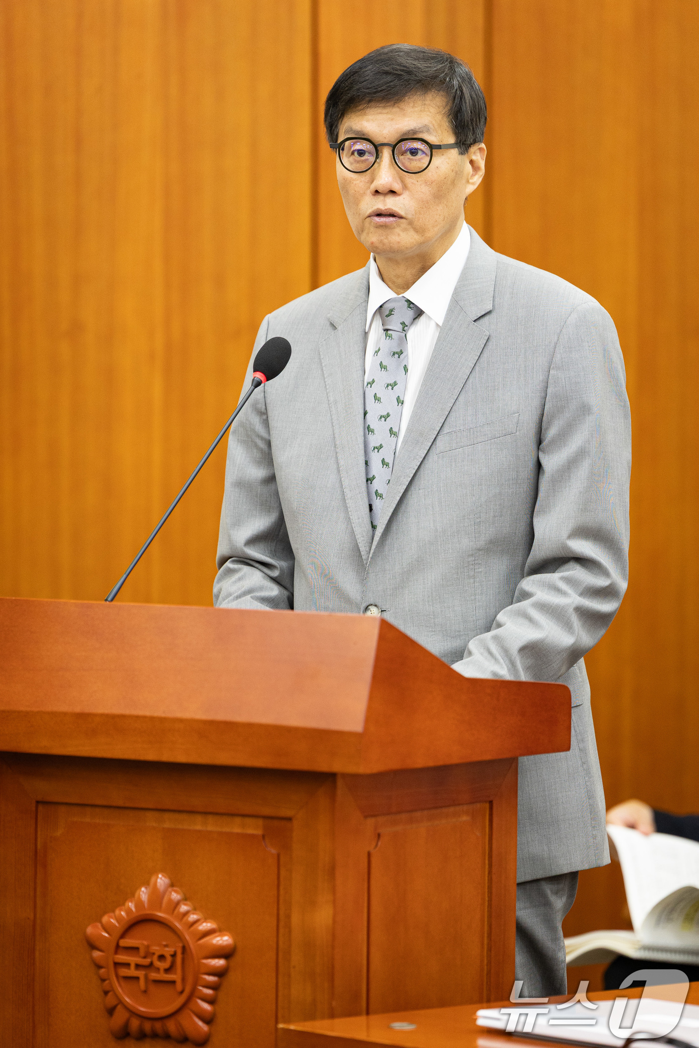 (서울=뉴스1) 유승관 기자 = 이창용 한국은행 총재가 19일 서울 여의도 국회에서 열린 제428회 국회(임시회) 기획재정위원회 제2차 전체회의에 출석해 업무보고를 하고 있다. 2 …