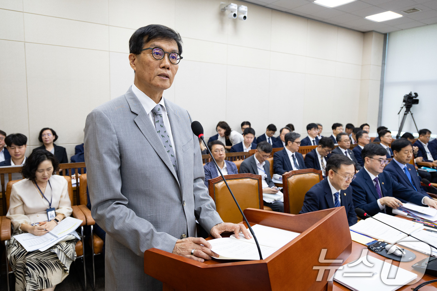 (서울=뉴스1) 유승관 기자 = 이창용 한국은행 총재가 19일 서울 여의도 국회에서 열린 제428회 국회(임시회) 기획재정위원회 제2차 전체회의에 출석해 업무보고를 하고 있다. 2 …