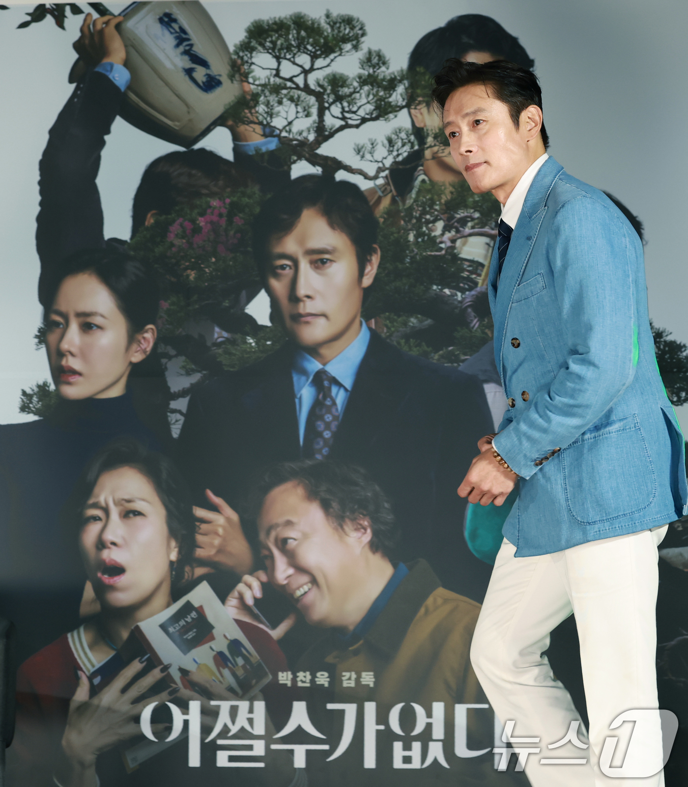 (서울=뉴스1) 권현진 기자 = 배우 이병헌이 19일 오전 서울 용산구 CGV용산아이파크몰에서 열린 영화 ‘여쩔수가없다’ 제작보고회(감독 박찬욱)에 참석하고 있다.‘어쩔수가없다'는 …