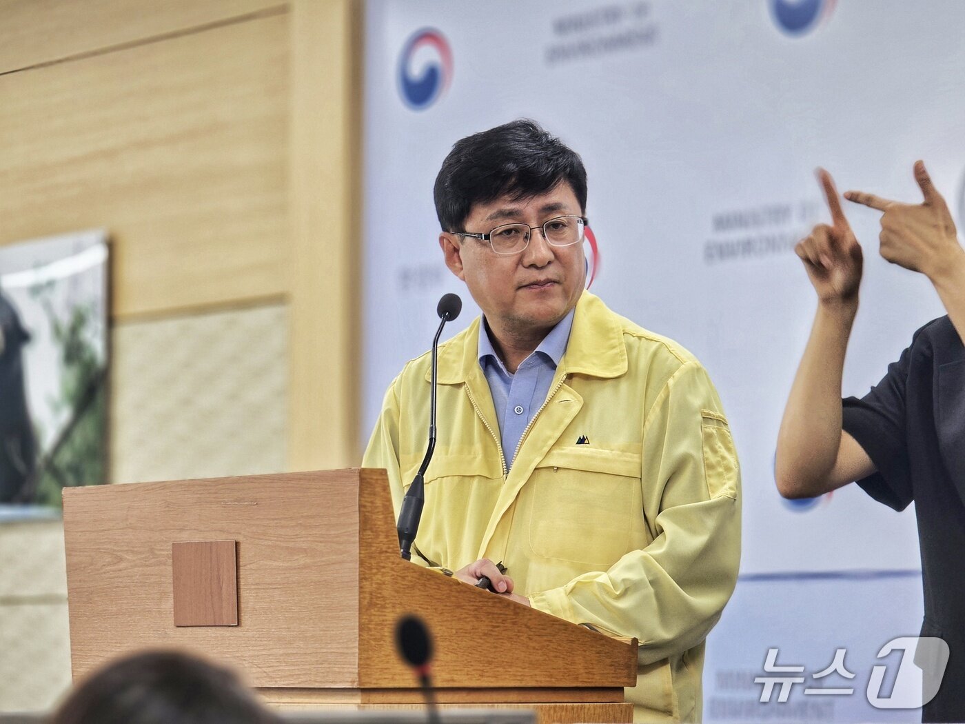 본문 이미지 - 19일 정부세종청사 환경부 브리핑룸에서 김성환 환경부장관이 질문에 답변하고 있다. ⓒ 뉴스1 황덕현 기자