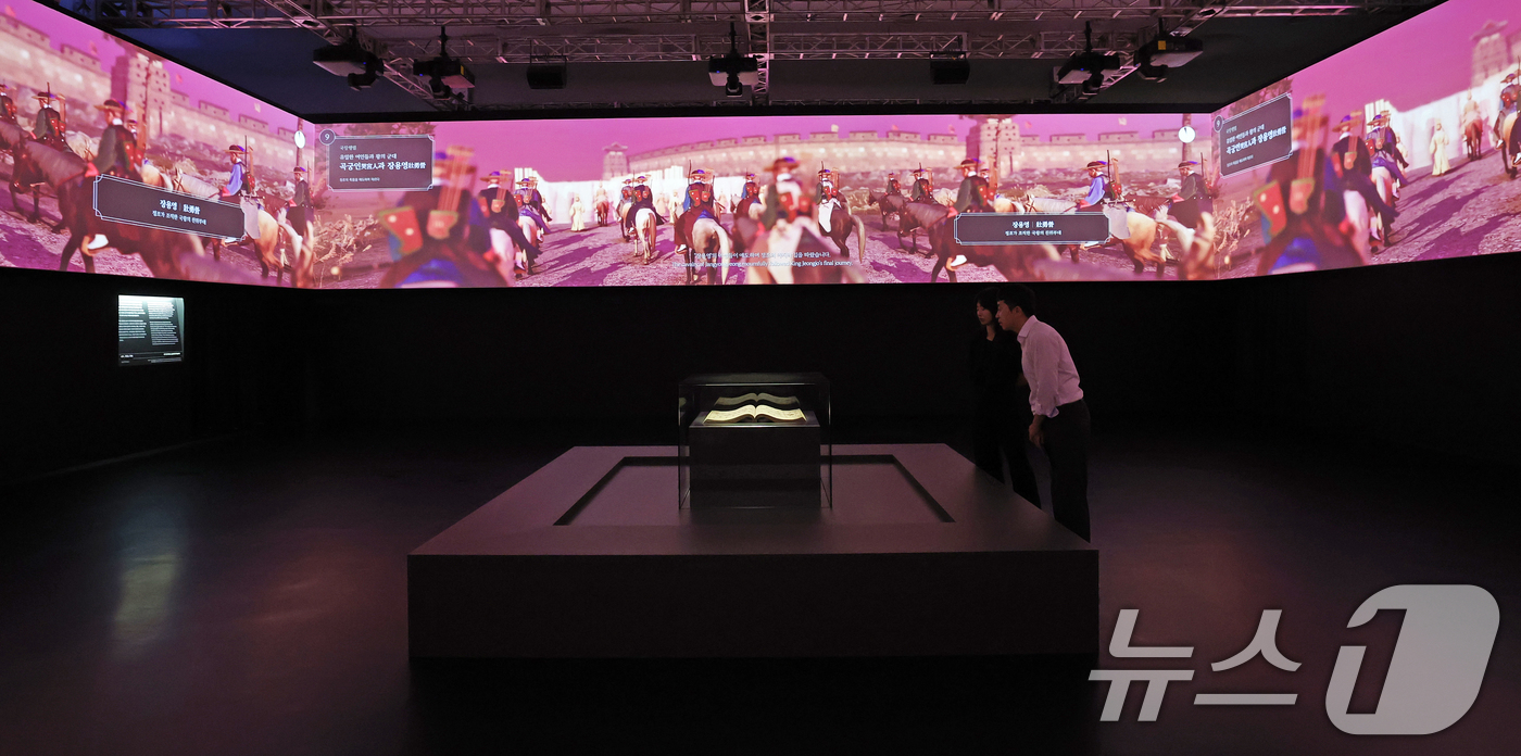 (서울=뉴스1) 오대일 기자 = 19일 서울 동대문구 동대문디자인플라자(DDP)에서 열린 국가유산 활용 디지털 콘텐츠 전시 '헤리티지: 더 퓨처 판타지' 언론 공개회에서 방문객들이 …