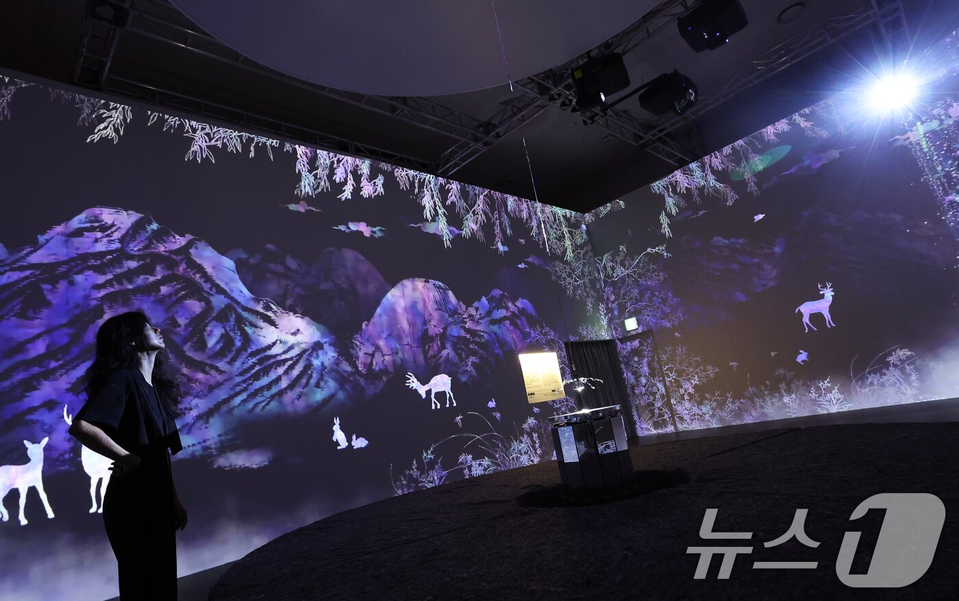본문 이미지 - 19일 서울 동대문구 동대문디자인플라자(DDP)에서 열린 국가유산 활용 디지털 콘텐츠 전시 '헤리티지: 더 퓨처 판타지' 언론 공개회에서 방문객들이 한국 전통 산수를 자개의 빛깔로 표현한 '산수, 끝없는 윤슬'을 관람하고 있다.  2025.8.19/뉴스1 ⓒ News1 오대일 기자