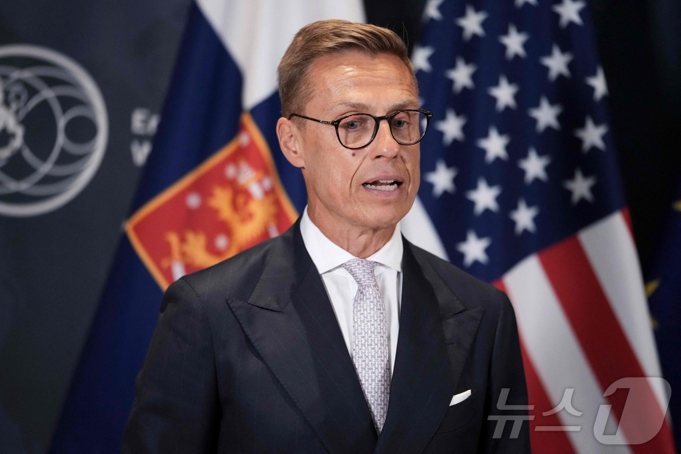 (워싱턴 AFP=뉴스1) 권영미 기자 = 18일(현지시간) 핀란드의 알렉산데르 스투브 대통령이 워싱턴 D.C. 주재 핀란드 대사관에서 열린 기자회견에서 발언하고 있다. 앞서 그는 …