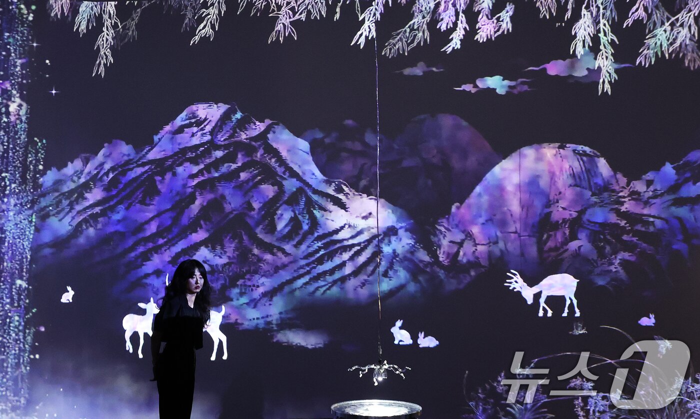 본문 이미지 - 19일 서울 동대문구 동대문디자인플라자(DDP)에서 열린 국가유산 활용 디지털 콘텐츠 전시 '헤리티지: 더 퓨처 판타지' 언론 공개회에서 방문객들이 한국 전통 산수를 자개의 빛깔로 표현한 '산수, 끝없는 윤슬'을 관람하고 있다.  2025.8.19/뉴스1 ⓒ News1 오대일 기자