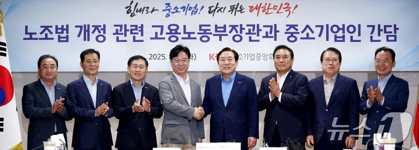 본문 이미지 - 19일 서울 여의도 중소기업중앙회에서 열린 김영훈 고용노동부 장관과 중소기업계 간 노란봉투법 관련 간담회 &#40;중소기업중앙회 제공. 재판매 및 DB금지&#41;