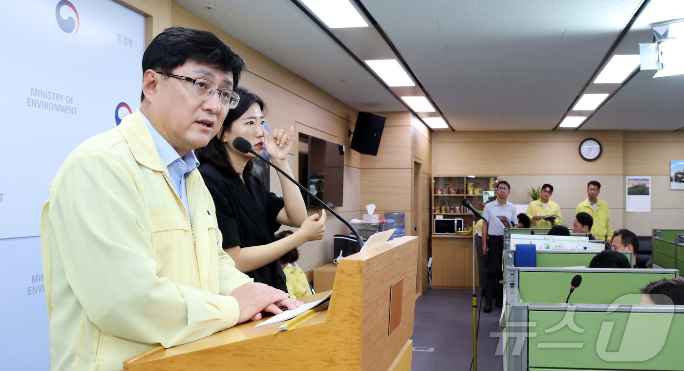 본문 이미지 - 김성환 기후에너지환경부 장관이  세종시 정부세종청사에서 녹조 문제의 근원적 해결을 위한 녹조 종합대책 마련 계획 및 낙동강 녹조 수질검사 ·정보공개 방식 전면 개편 내용을 발표하고 있다. ⓒ 뉴스1 김기남 기자