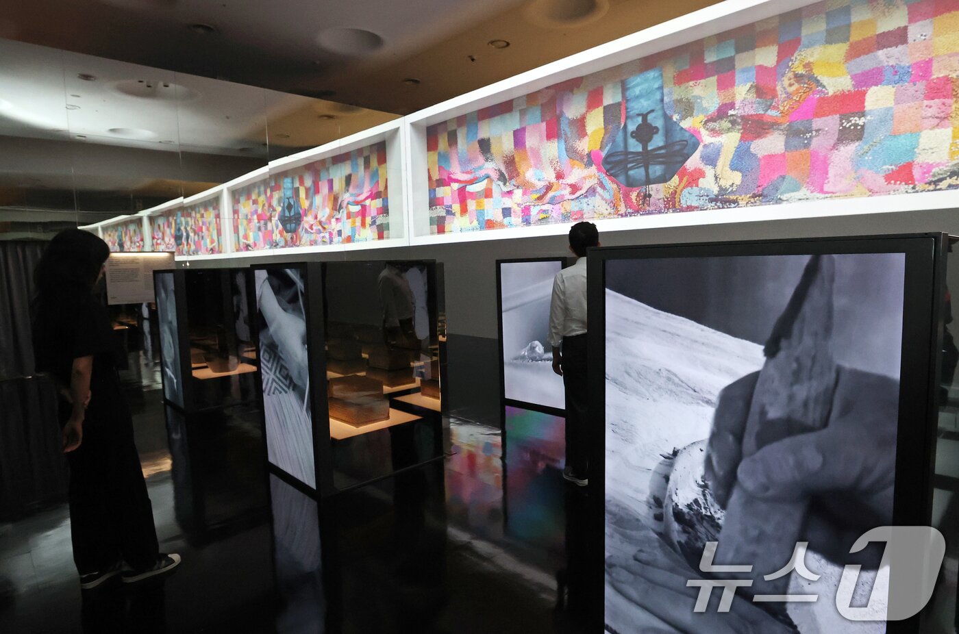 본문 이미지 - 19일 서울 동대문구 동대문디자인플라자(DDP)에서 열린 국가유산 활용 디지털 콘텐츠 전시 '헤리티지: 더 퓨처 판타지' 언론 공개회에서 방문객들이 국가무형유산 장인들의 공예기술을 소개하는 '자연으로부터'를 관람하고 있다.  2025.8.19/뉴스1 ⓒ News1 오대일 기자