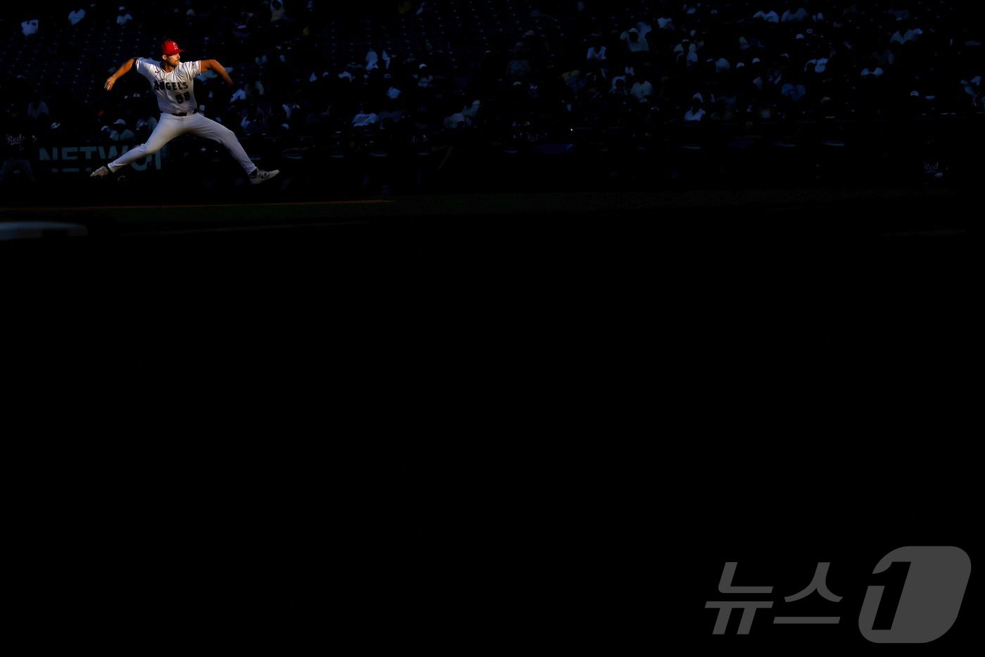 (애너하임 AFP=뉴스1) 권영미 기자 = 미국 프로야구팀인 로스앤젤레스 에인절스의 빅터 메데로스(등번호 58)가 18일(현지시간) 캘리포니아 애너하임의 에인절 스타디움에서 열린 …