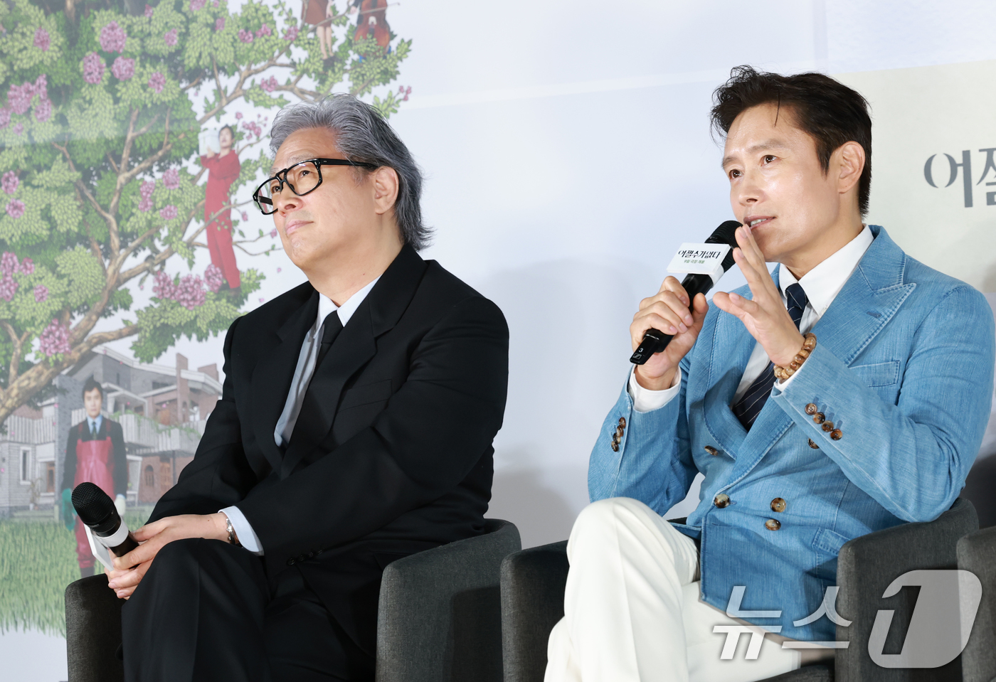 (서울=뉴스1) 권현진 기자 = 배우 이병헌(오른쪽)이 19일 오전 서울 용산구 CGV용산아이파크몰에서 열린 영화 ‘여쩔수가없다’ 제작보고회에 참석해 박찬욱 감독과의 호흡에 대해 …