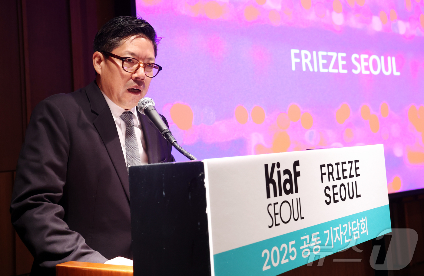 (서울=뉴스1) 김명섭 기자 = 패트릭 리 프리즈 서울 디렉터가 19일 서울 중구 신라호텔에서 열린 키아프 서울(Kiaf SEOUL) 프리즈 서울(FRIEZE SEOUL) 2025 …