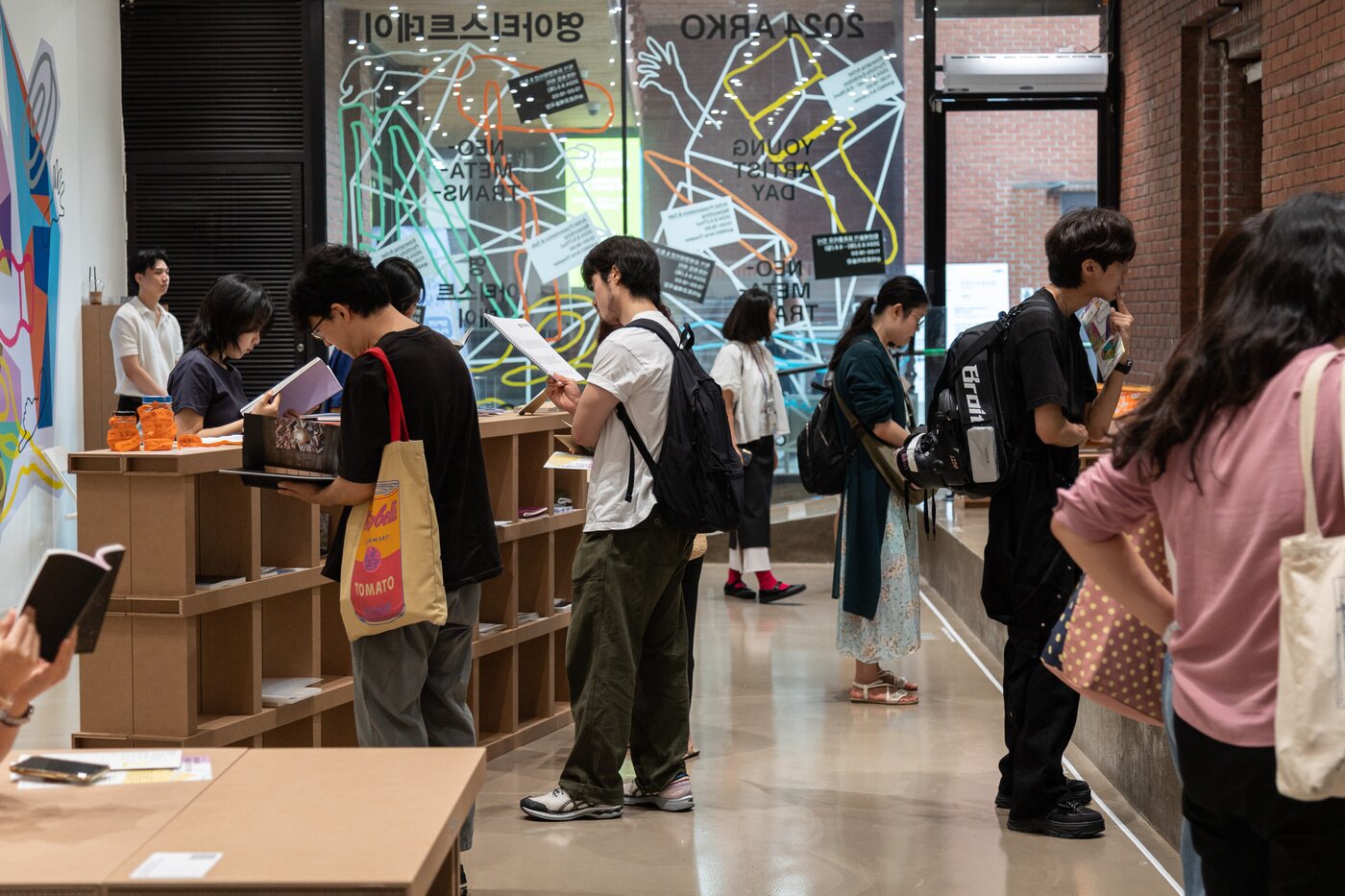 본문 이미지 - 2024 아르코데이 청년예술가 포트폴리오 전시 모습&#40;아르코 제공&#41;