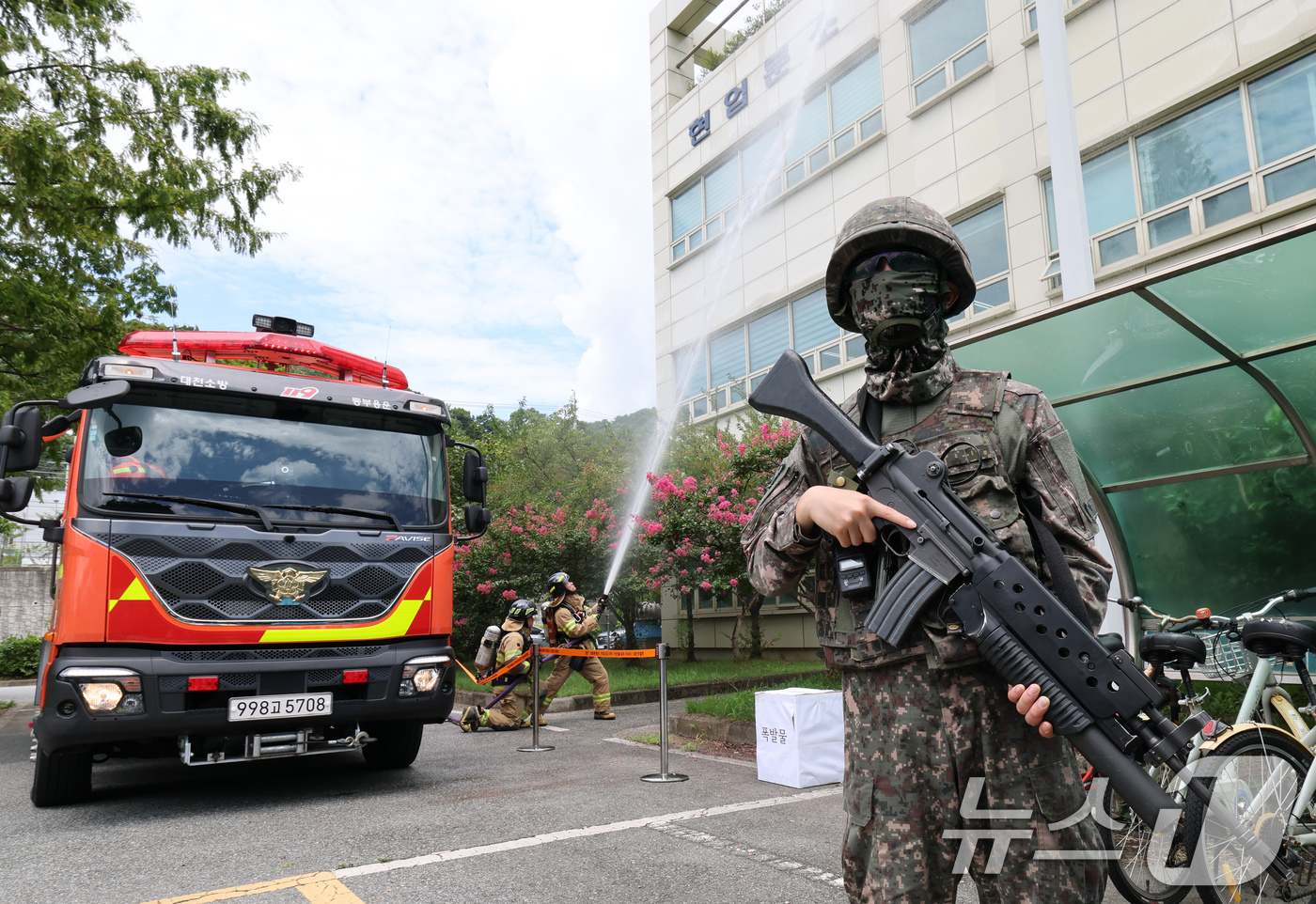 (대전=뉴스1) 김기태 기자 = 19일 대전 동구 대전교통공사 판암기지에서 2025 을지연습 ‘드론테러 대비 실제훈련’이 실시되고 있다.이번 훈련은 대전 동구, 동부경찰서, 동부소 …