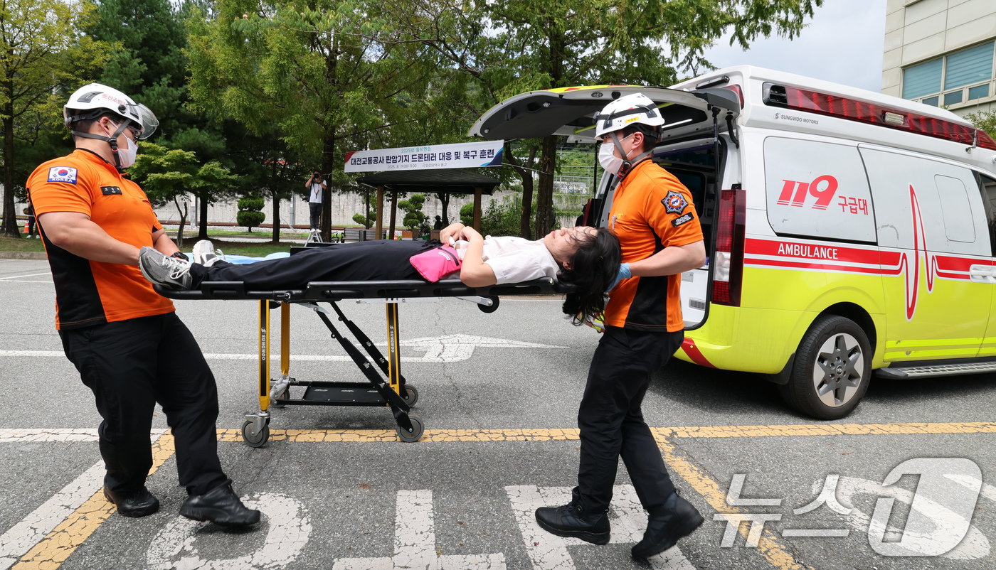 (대전=뉴스1) 김기태 기자 = 19일 대전 동구 대전교통공사 판암기지에서 2025 을지연습 ‘드론테러 대비 실제훈련’이 실시되고 있다.이번 훈련은 대전 동구, 동부경찰서, 동부소 …