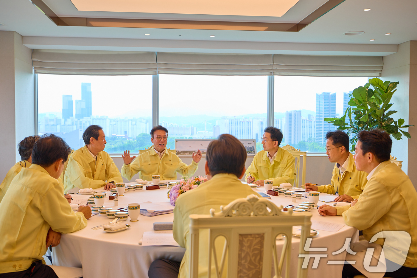 (서울=뉴스1) 허경 기자 = 김민석 국무총리가 지난 18일 서울 용산 대통령실 청사에서 열린 오찬 주례보고회동에서 이재명 대통령과 대화하고 있다. (이재명 대통령 SNS. 재판매 …