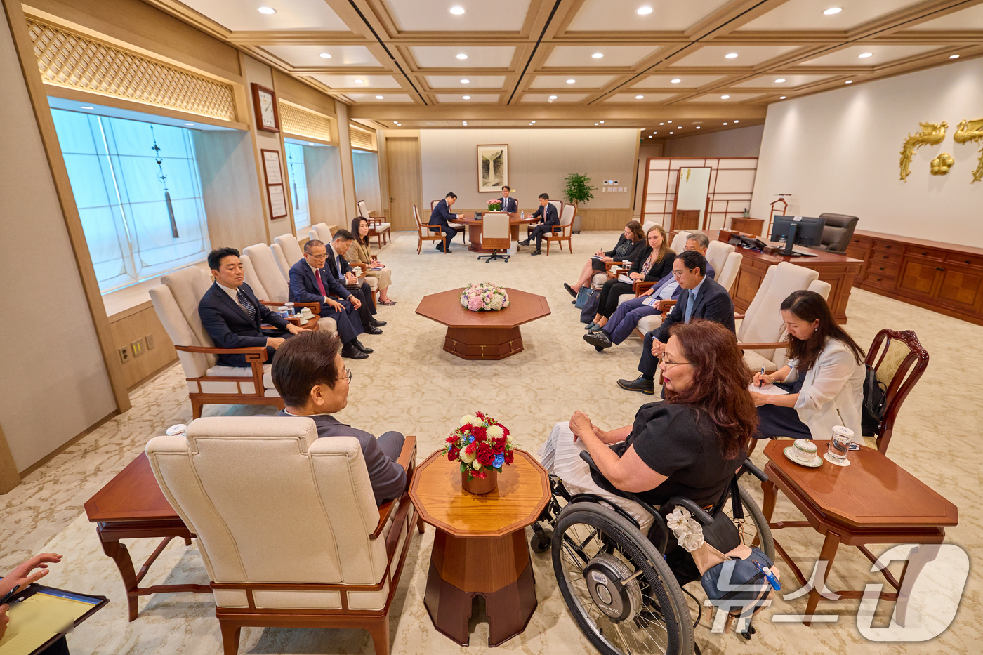 태미 덕워스 상원의원과 대화하는 이재명 대통령 - 뉴스1