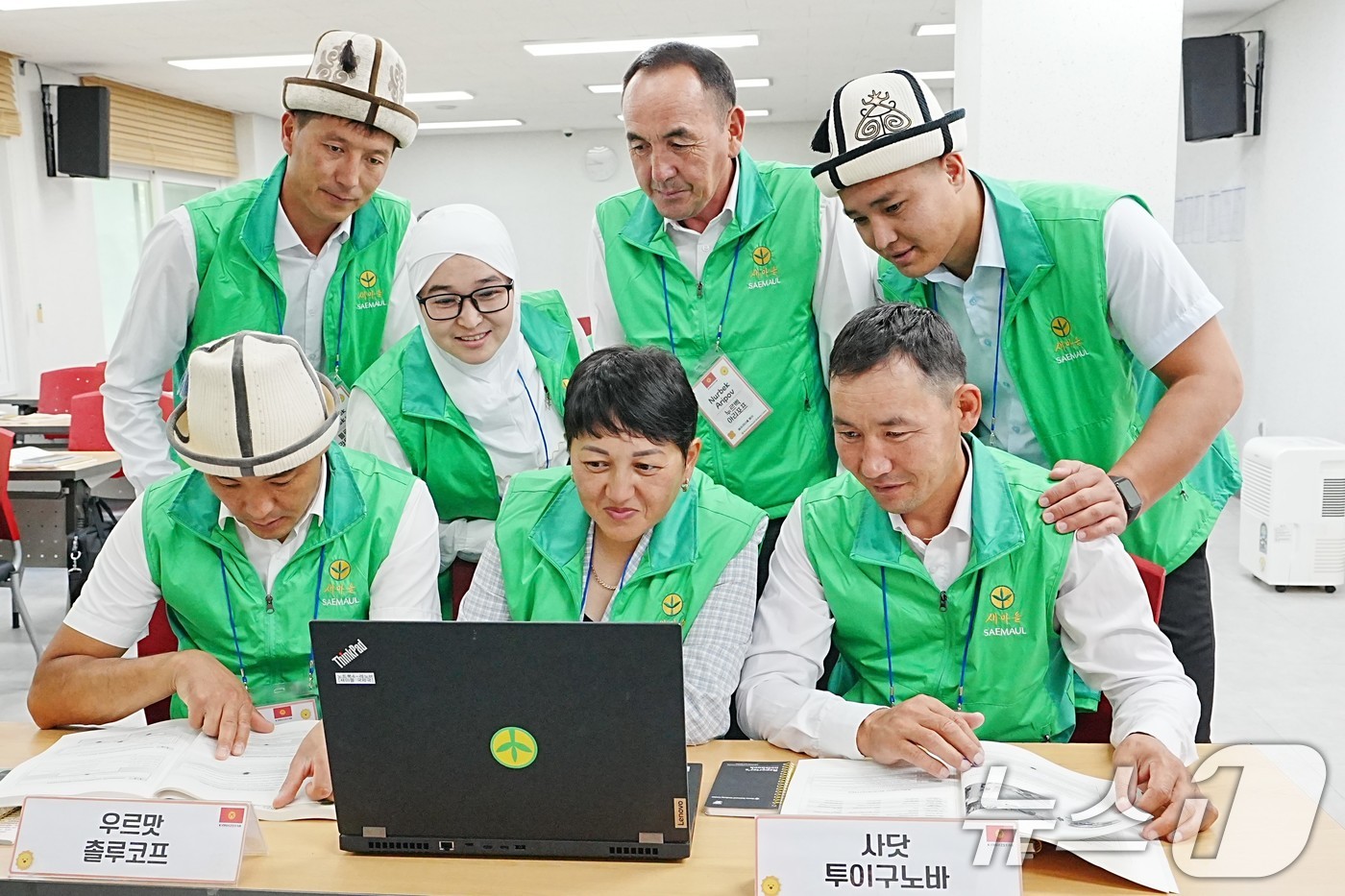 (서울=뉴스1) = 새마을운동중앙회는 오는 27일까지 지속 가능한 지구촌 새마을운동 추진을 위해 키르기스스탄 초청 새마을교육을 실시한다고 19일 밝혔다.사진은 키르기스스탄 연수생들 …